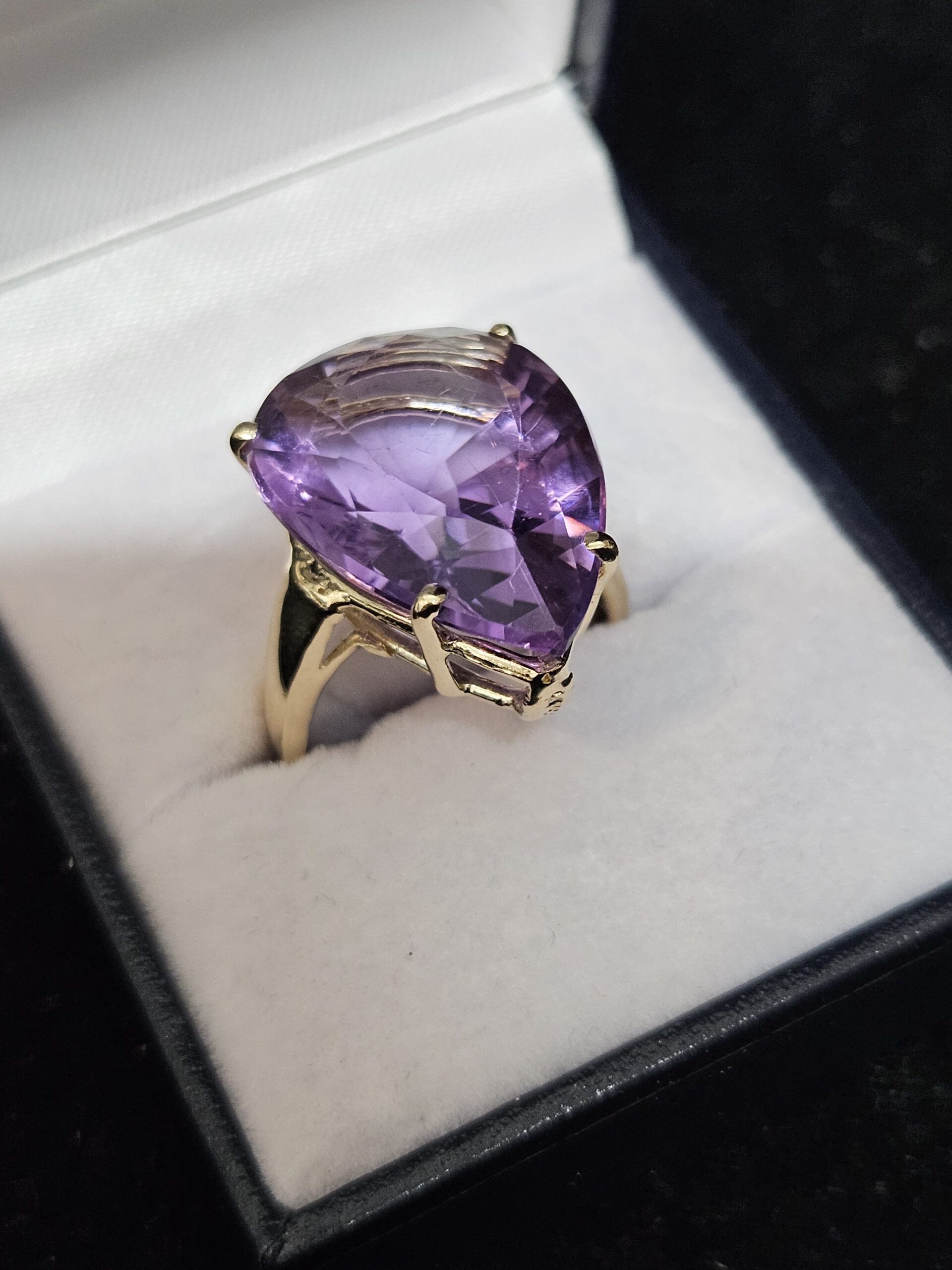 14ct Yellow Gold 17.66ct Pear Shape Amethyst Cocktail Ring Size J Valuation $4000.00 - Image 3