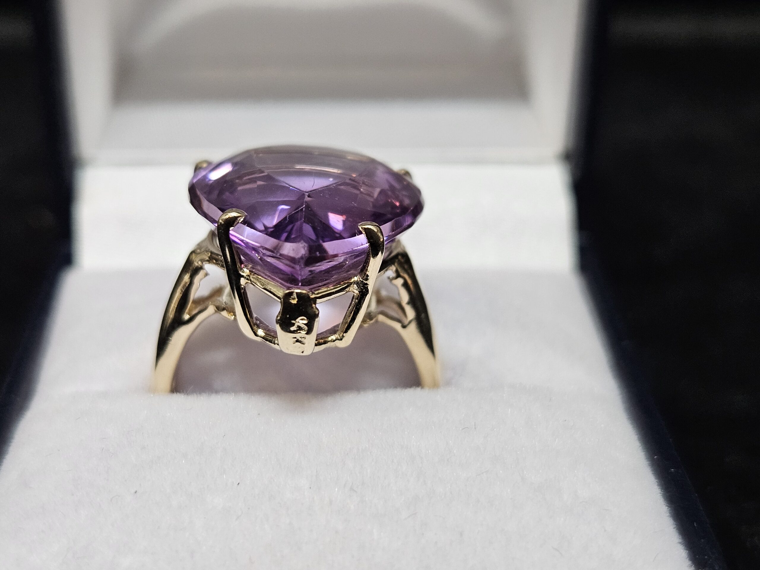 14ct Yellow Gold 17.66ct Pear Shape Amethyst Cocktail Ring Size J Valuation $4000.00 - Image 5