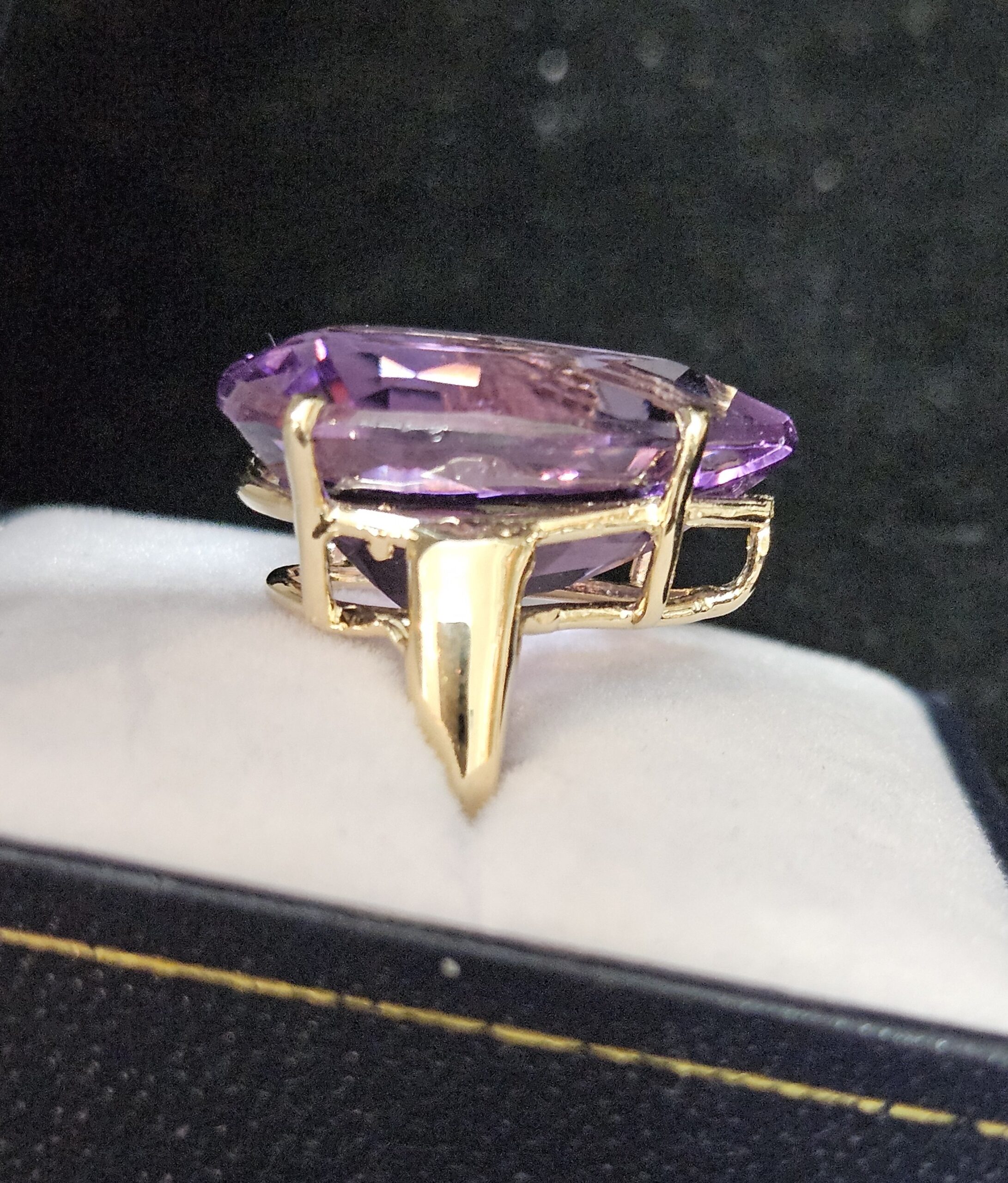 14ct Yellow Gold 17.66ct Pear Shape Amethyst Cocktail Ring Size J Valuation $4000.00 - Image 9